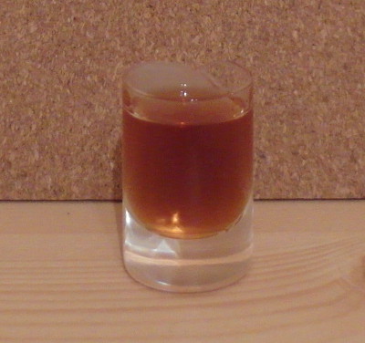 Rum ve skoropanákové sklence.